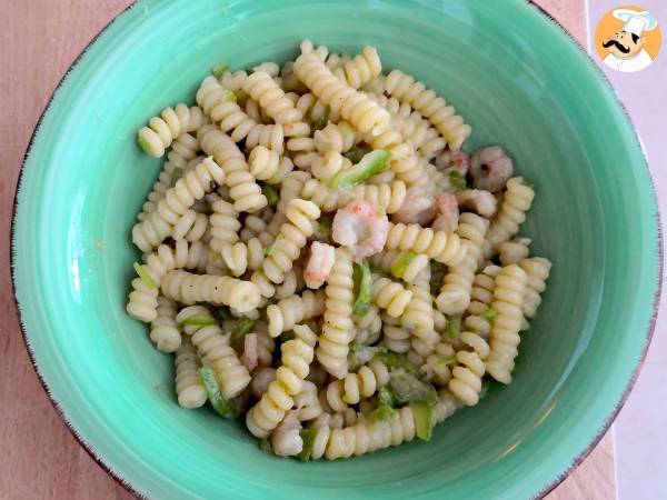 Fusilli med courgetter, rejer og ingefær