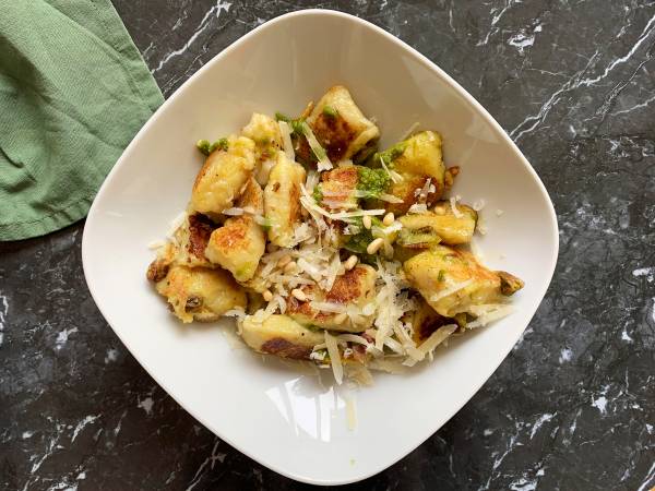 Gnocchi-mozza med grøn pesto