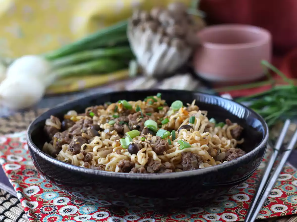 Hvordan tilbereder man instant-nudler? Hurtig opskrift med oksekød og svampe! - foto 3