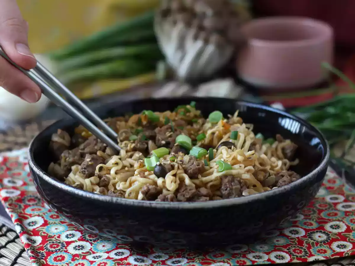 Hvordan tilbereder man instant-nudler? Hurtig opskrift med oksekød og svampe! - foto 5