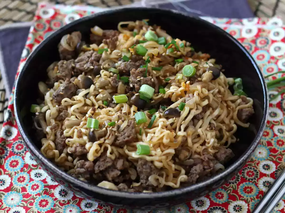 Hvordan tilbereder man instant-nudler? Hurtig opskrift med oksekød og svampe! - foto 6