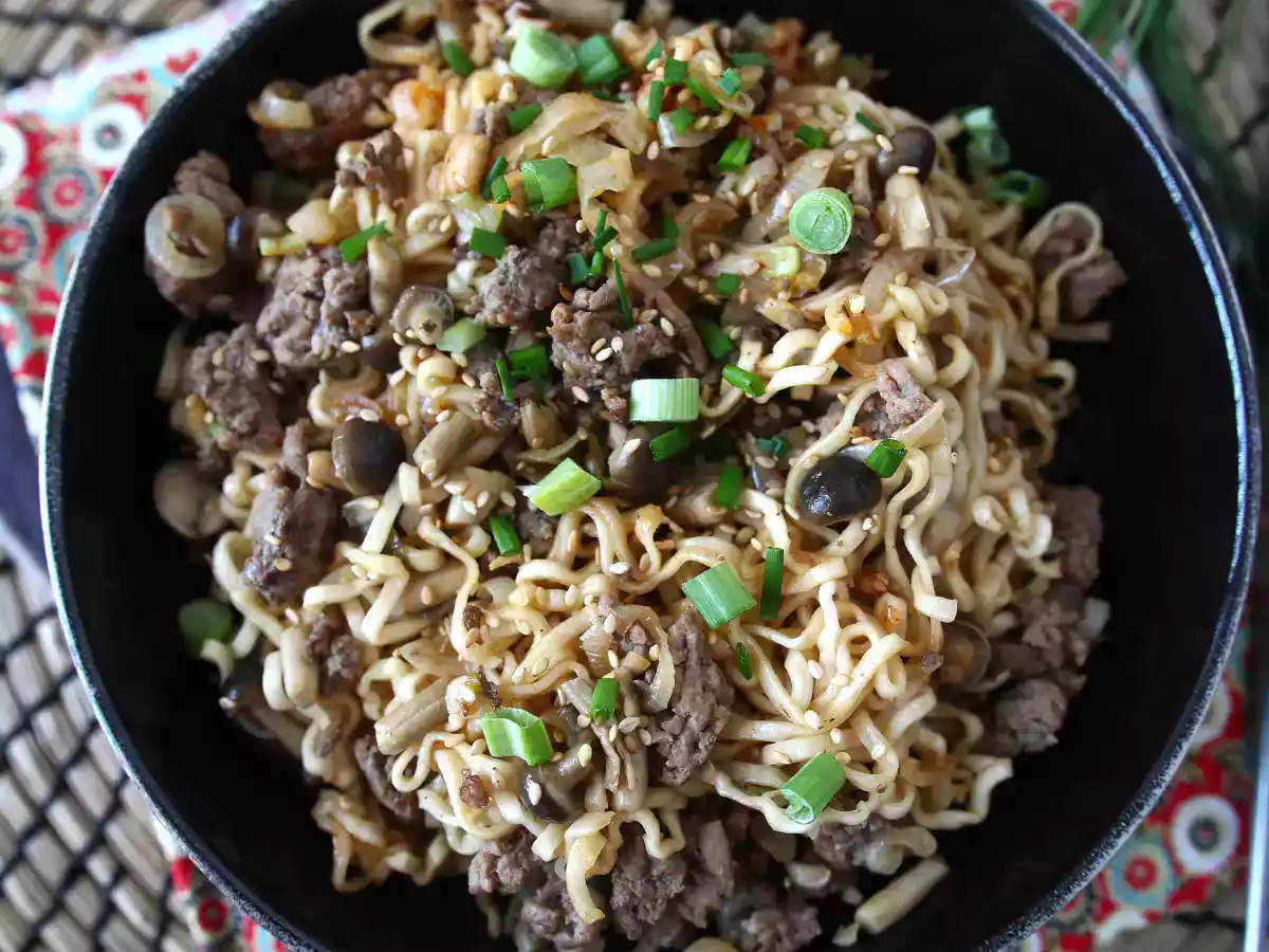 Hvordan tilbereder man instant-nudler? Hurtig opskrift med oksekød og svampe! - foto 7