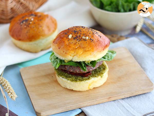 Italiensk burger: pestosauce, soltørrede tomater, mozzarella