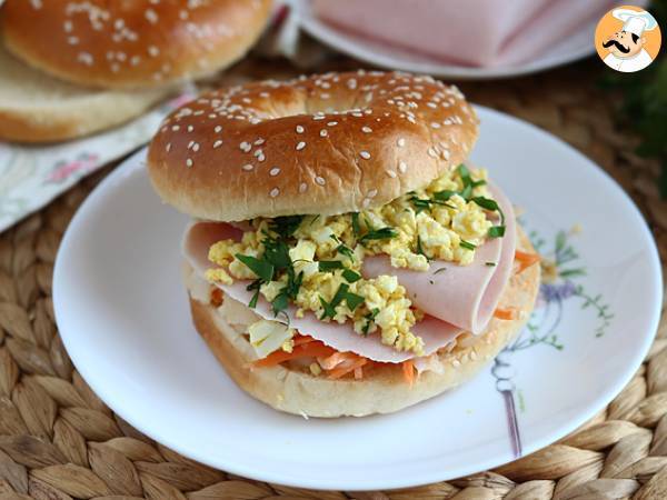 Kalkunbagelsandwich, coleslaw, hårdkogt æg