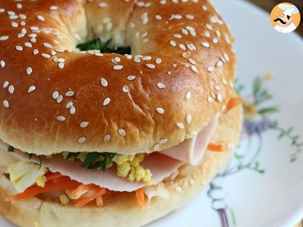 Kalkunbagelsandwich, coleslaw, hårdkogt æg - foto 3