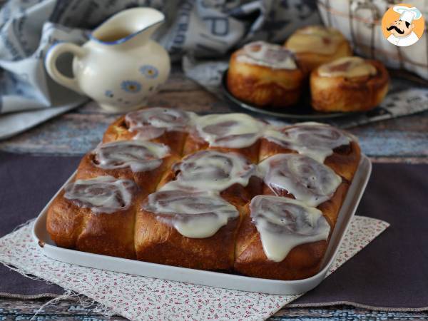 Kanelsnegle, kanelbrioche med vaniljeglasur