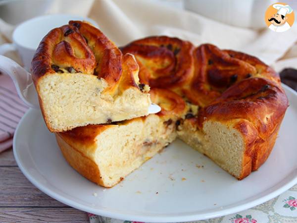 Kinesisk brioche, fyldt med vaniljecreme og chokoladestykker - foto 3