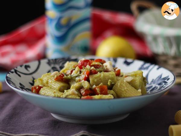 Kold pasta med avocadocreme, mandler og cherrytomater: vegetarisk og meget velsmagende!