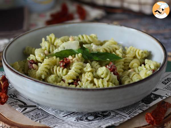 Kold pasta med courgettepesto, bøffelmozzarella og soltørrede tomater