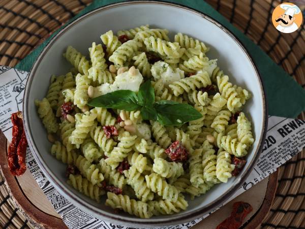 Kold pasta med courgettepesto, bøffelmozzarella og soltørrede tomater - foto 4