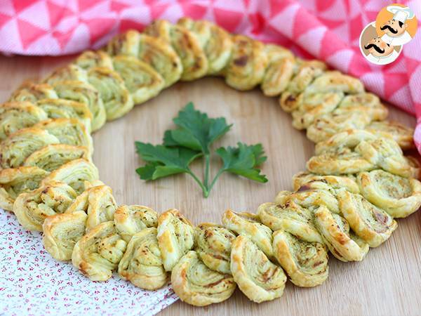 Krans af butterdej med pesto til aperitif