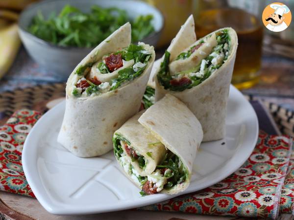 Middelhavswrap fyldt med hummus, rucola, peberfrugt og feta