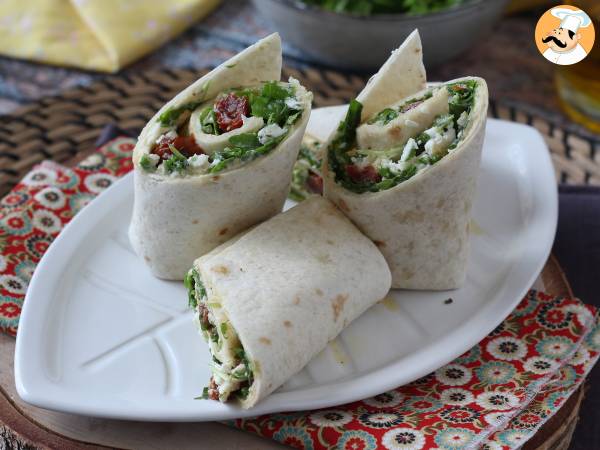 Middelhavswrap fyldt med hummus, rucola, peberfrugt og feta - foto 3