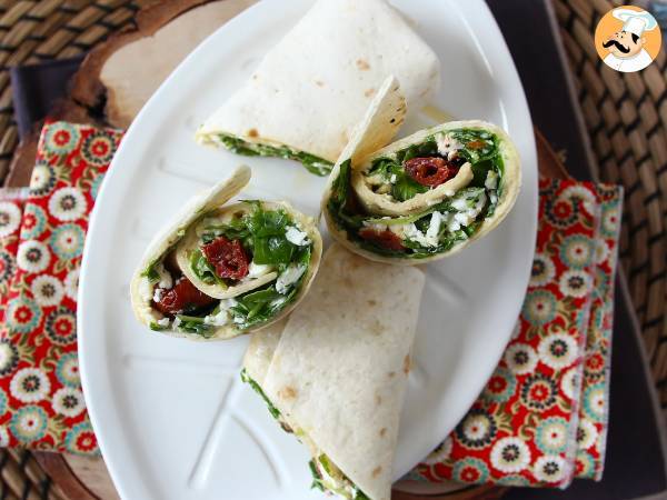 Middelhavswrap fyldt med hummus, rucola, peberfrugt og feta - foto 4