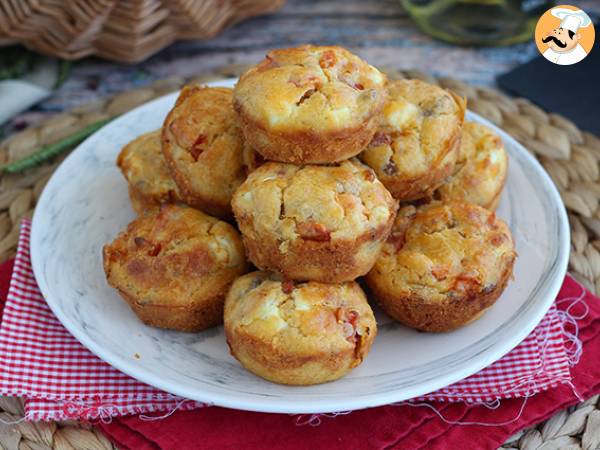 Muffins med tun, tomat og feta