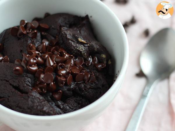 Mug cake med chokolade og peanutbutter i mikroovnen på 1 minut.