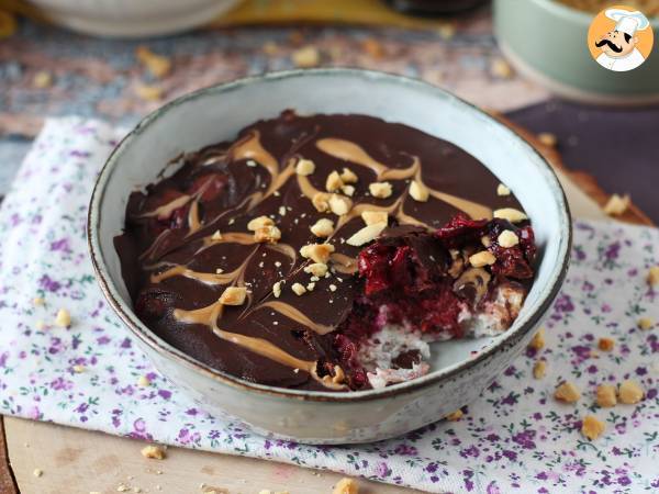 Overnight oats med rød frugt og chokolade, en sund og mættende morgenmad!