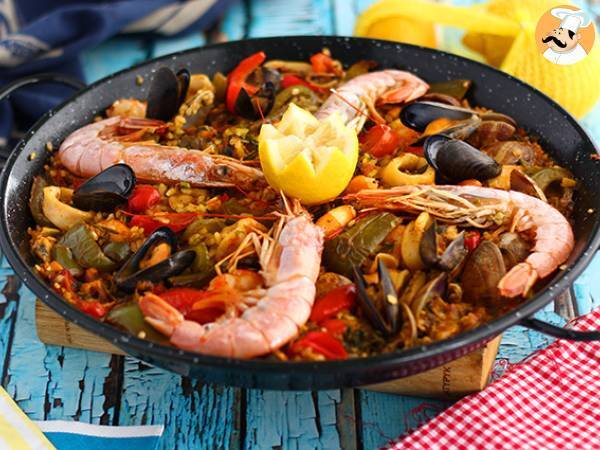 Paella med fisk og skaldyr