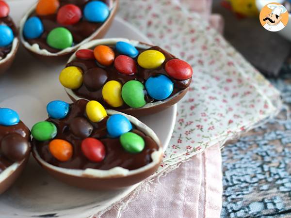 Påskeæg fyldt med chokoladedessertcreme og M&M's - foto 2