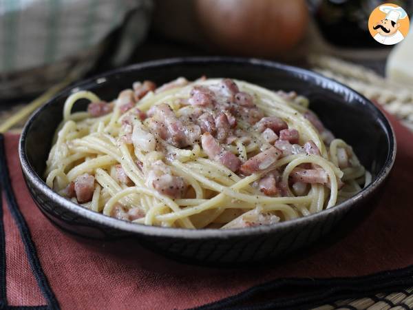 Pasta med bacon: nem, billig og cremet