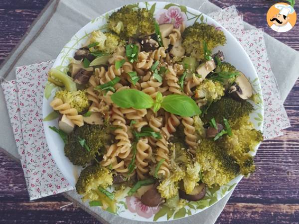 Pasta med broccoli, svampe og basilikum