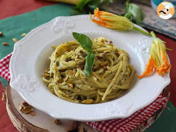 Pasta med courgetteblomster, ricotta og pistacienødder