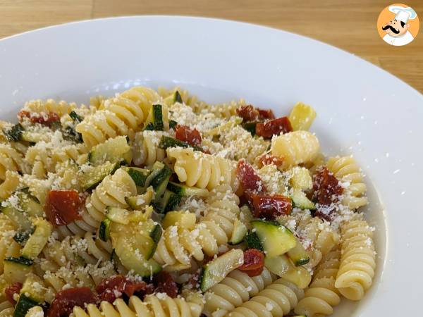 Pasta med courgetter og soltørrede tomater: en hurtig og velsmagende forret!