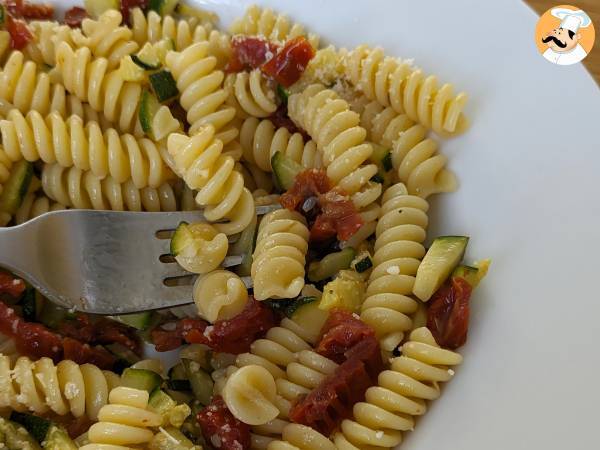 Pasta med courgetter og soltørrede tomater: en hurtig og velsmagende forret! - foto 4