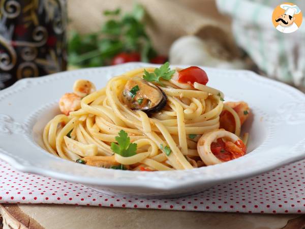 Pasta med frosne skaldyr, den velsmagende og meget hurtige forret