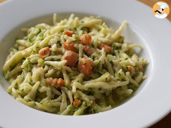 Pasta med laks og courgetter