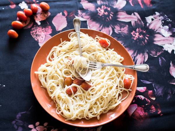 Pasta med parmesansauce og cherrytomater