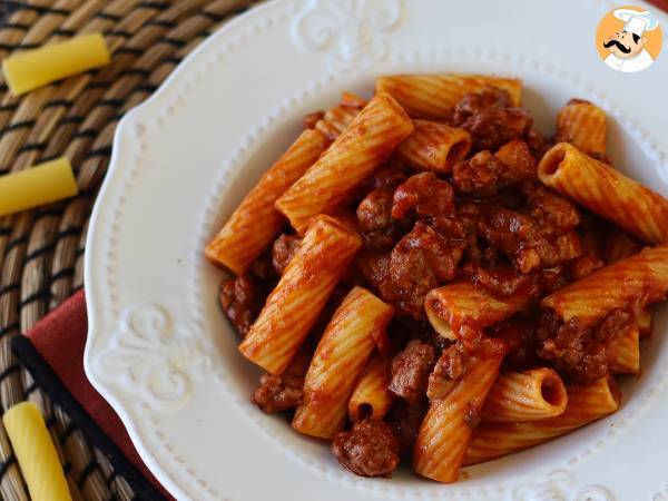 Pasta med pølsesauce: en enkel ret med intens smag