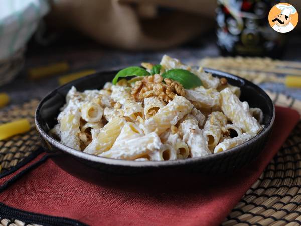 Pasta med ricotta og valnødder: cremet og sprød