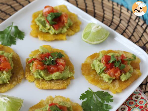 Patacones, colombiansk plantain-toast med guacamole og tomater