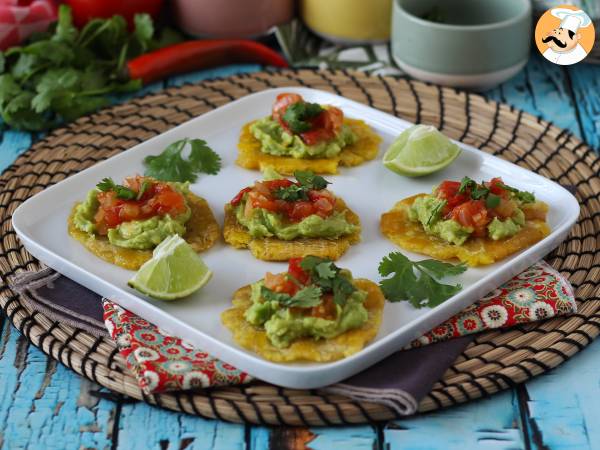 Patacones, colombiansk plantain-toast med guacamole og tomater - foto 2