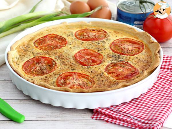 Quiche med tun og tomat