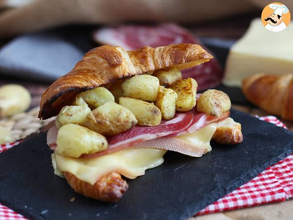 Raclette-croissant-sandwich til en lækker brunch!