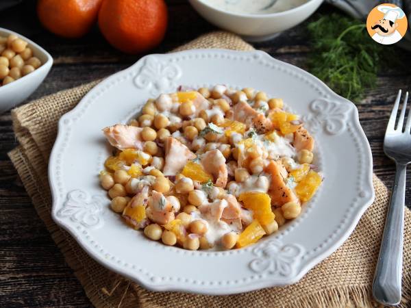 Salat med laks, kikærter og appelsin