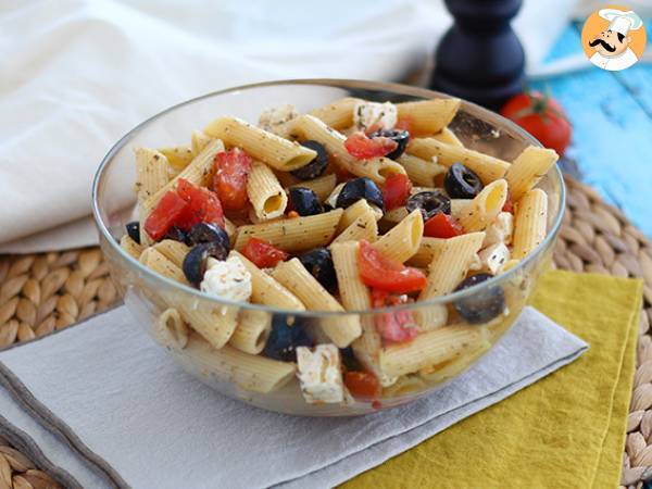 Salat med pasta, tomat, feta og oliven