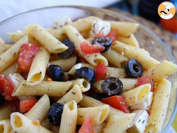 Salat med pasta, tomat, feta og oliven - foto 2