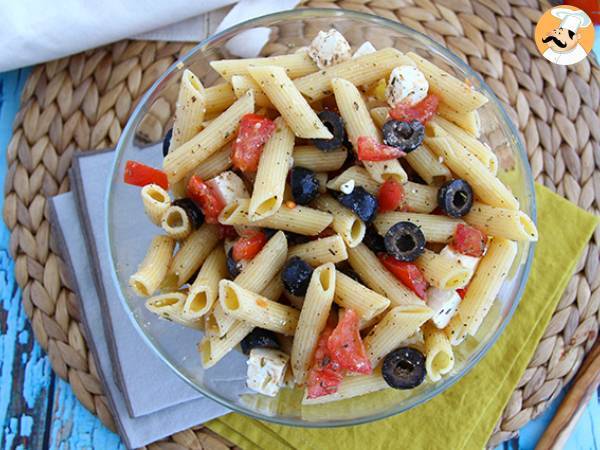 Salat med pasta, tomat, feta og oliven - foto 3