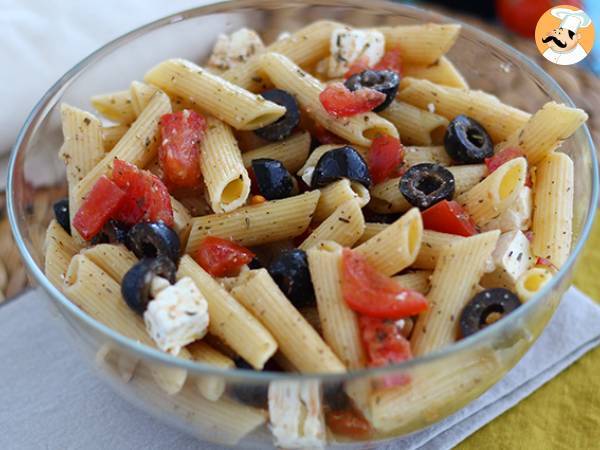 Salat med pasta, tomat, feta og oliven - foto 4