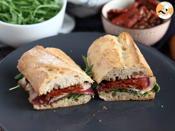 Sandwich med røget andebryst, soltørrede tomater, rucola og balsamicoeddike