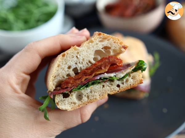 Sandwich med røget andebryst, soltørrede tomater, rucola og balsamicoeddike - foto 4