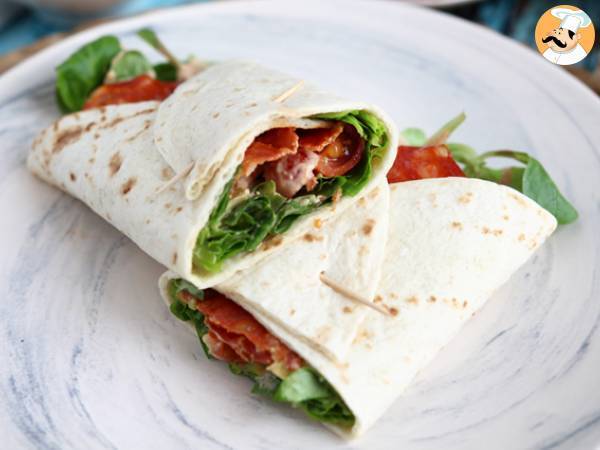 Sandwich wrap med chorizo, avocado og tomat