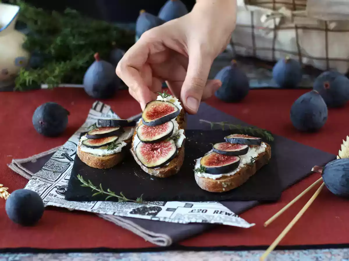 Sandwiches med figen, frisk gedeost, honning og rosmarin - foto 3