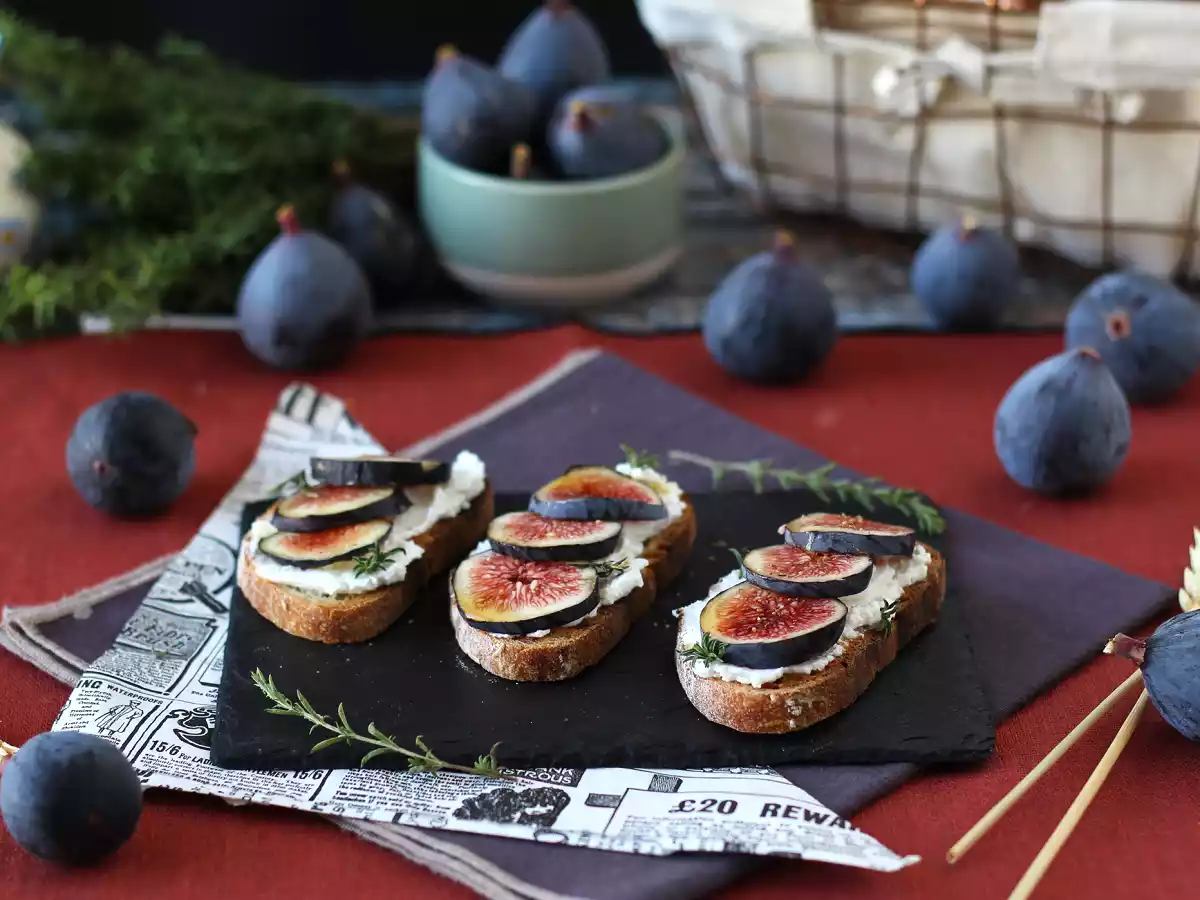 Sandwiches med figen, frisk gedeost, honning og rosmarin - foto 6