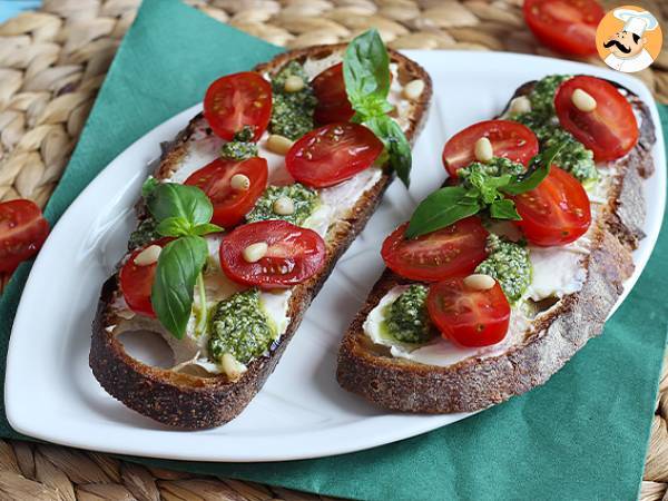 Sandwiches med frisk ost, pesto og cherrytomater