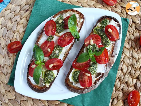 Sandwiches med frisk ost, pesto og cherrytomater - foto 4