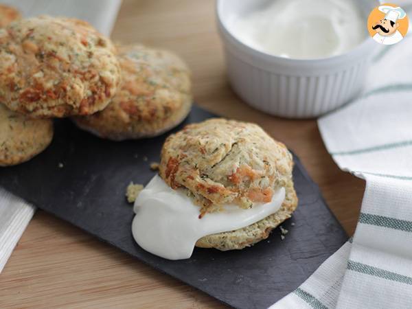 Scones med røget laks og dild